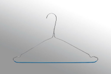 Профессиональные металлические вешалки с цинковым антикоррозийным покрытием и нескользящим синим полимерным покрытием на нижней планке по специальной цене!